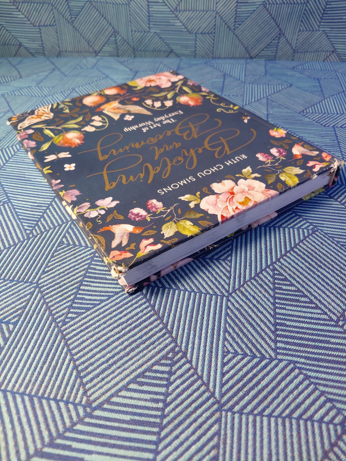 Beholding and Becoming: The Art of Everyday Worship by Ruth Chou Simons HC