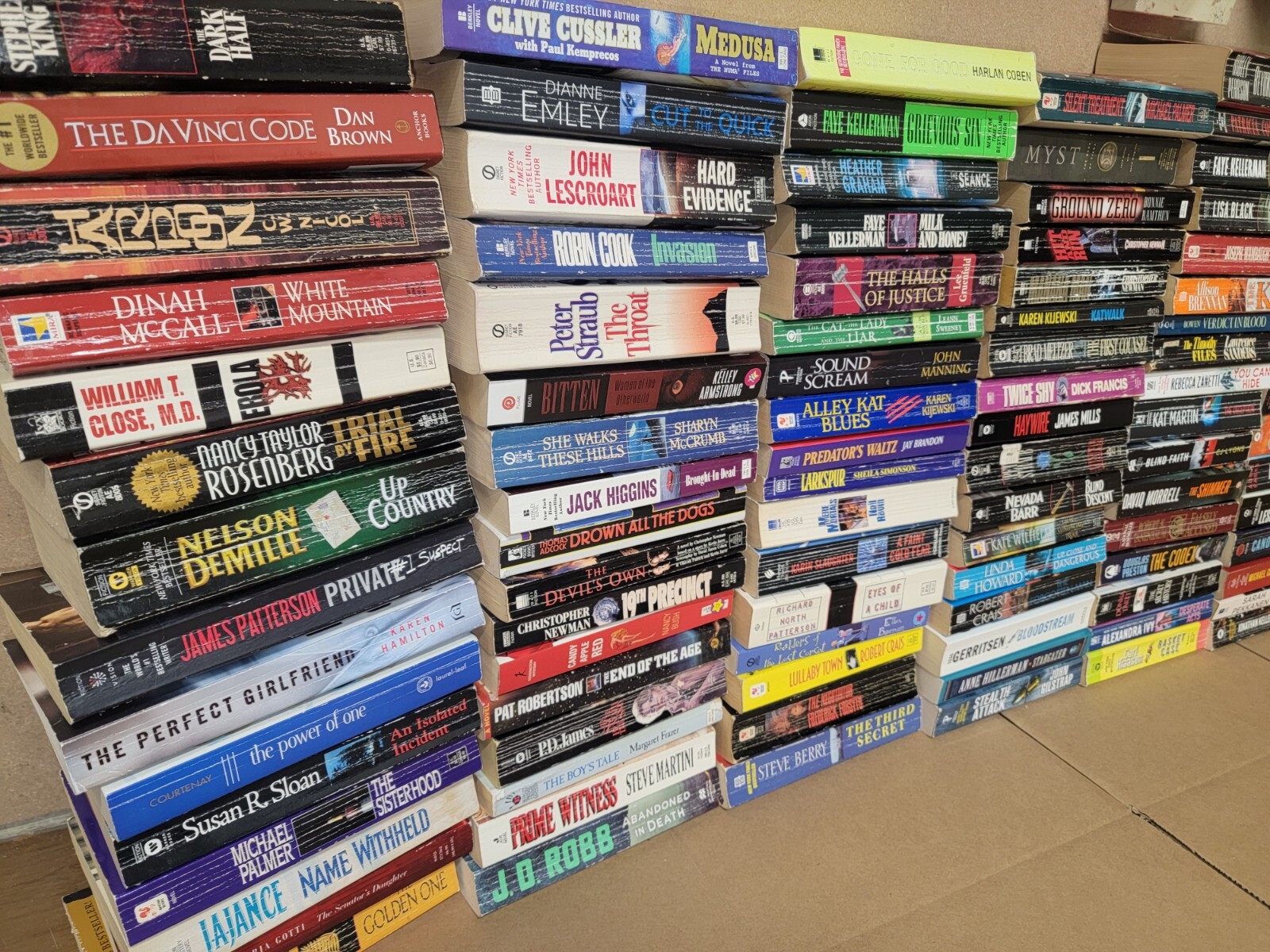 Lot of 100 Mystery Thriller Suspense Fiction Paperback Books RANDOM*MIX UNSORTED